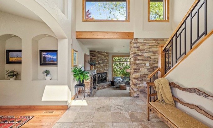 Broadmoor Casa | WALK TO BROADMOOR/Meeting space galore