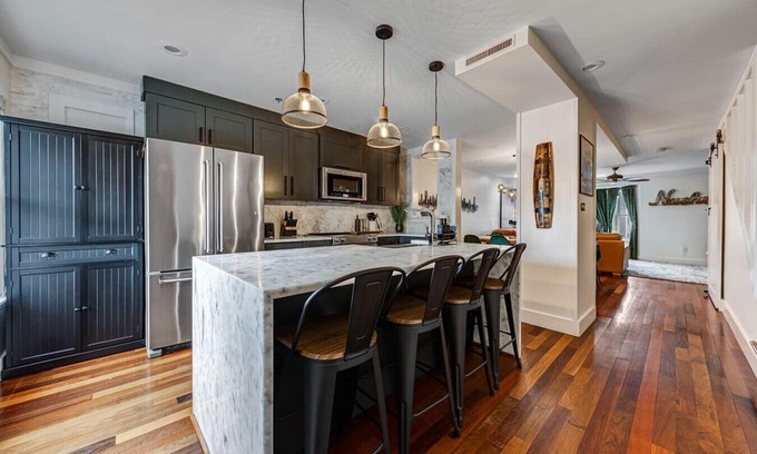 Academy Square Casa | Walk to Broadway - Heart of downtown