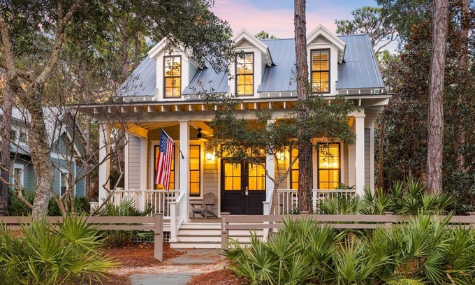 Forest District Casa | Walk to Camp WaterColor! LSV, Bikes, Pet Friendly! Perfect for Families!