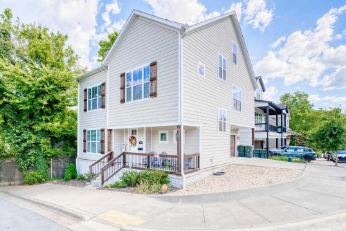 Fayetteville Casa | Walk-to-Campus 6BR Retreat - Steps to Razorback Stadium & UA