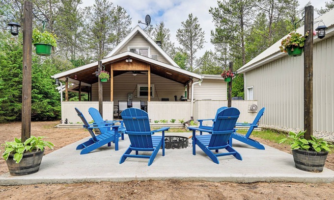 Friendship Casa | Gas Grill: Friendship Cabin Near Castle Rock Lake!