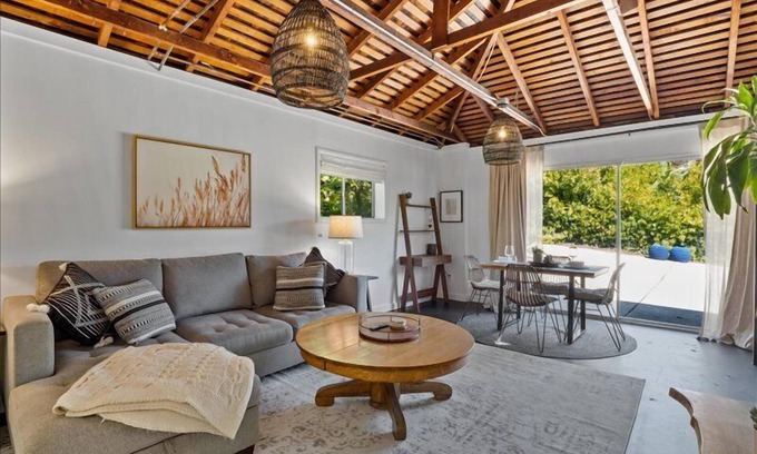Samarkand Casa | Walk to coffee, relax on the private deck!