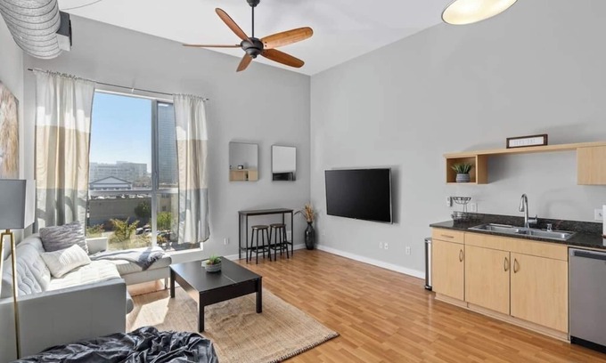 East Village Apartamento | Walk to Convention|Gym|Great for Mid Term Stay