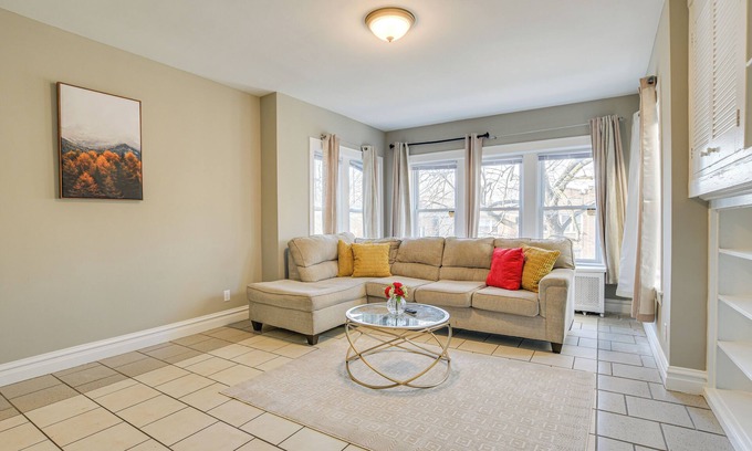 West Ridge Apartamento | Walk to Devon Avenue & Warren Park: Chicago Apt!