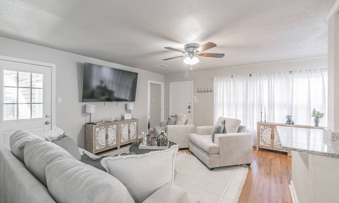 Fort Worth Cultural District Casa | Walk To Dickies Arena & Will Rogers! Close to TCU & Dtwn Ft. Worth. 2 King Beds