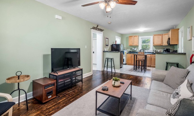 Aiken Cabaña | Walk to Downtown Aiken ~ Discount for 30+ day stays ~ Crooked Tree Cottage