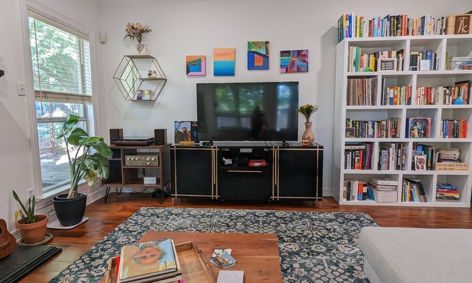 Old Enfield Condominio | Walk to downtown Austin from an artistic two-story condo