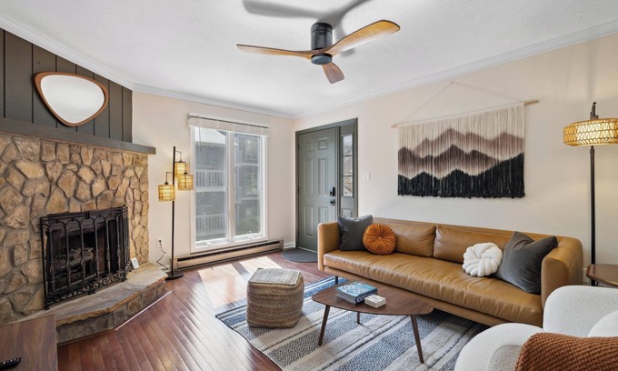 Blowing Rock Condominio | Walk to Downtown Blowing Rock - Pet Friendly with 2 Primary Bedrooms
