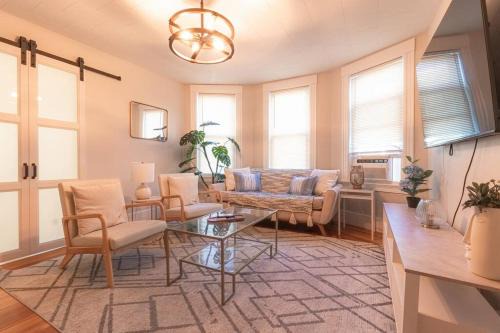 Salem Apartamento | Walk to Downtown Salem with Arcade- Free Parking!