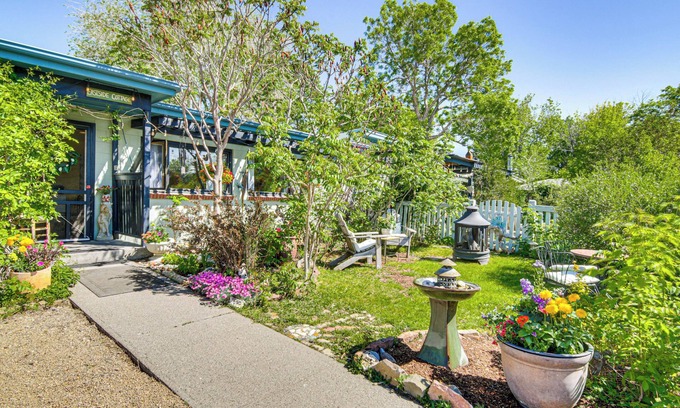 Livingston Apartamento | Walk to Dtwn Livingston: Studio w/ Mtn Views!