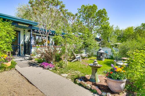 Livingston Apartamento | Walk to Dtwn Livingston Studio with Mtn Views!