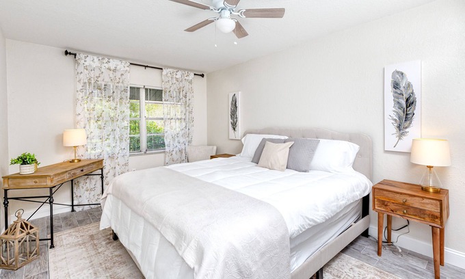 New Port Richey Casa | Walk to dwnt/7min to beach/king bed/free parking