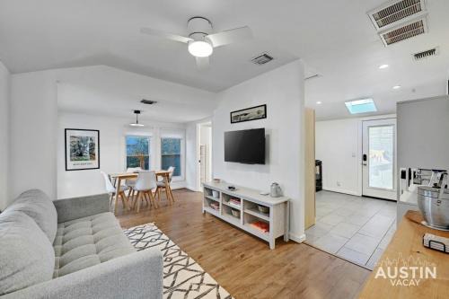 Holly Casa | Walk to E. Austin Hotspots 2BR 1BA w Parking Dog-Friendly By Austin Vacay