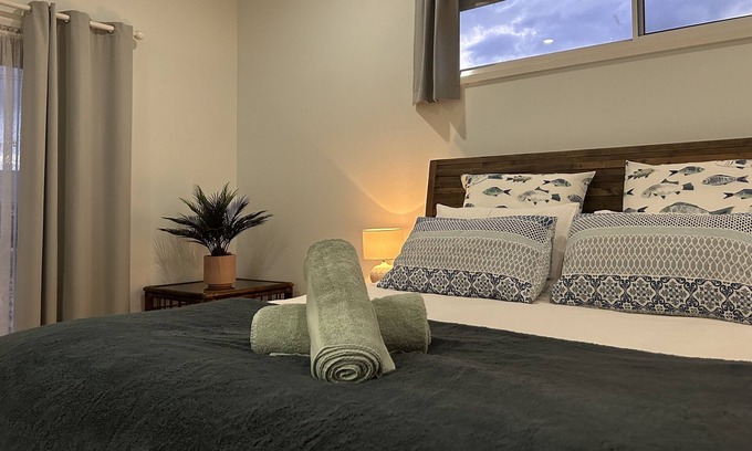 Lakes Entrance Casa | Walk to everything! Beach house backs onto parkland and 700m to the footbridge.