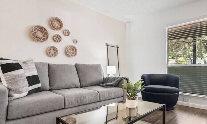 Hyde Park Apartamento | Walk to Everything - Fun Hyde Park Space King Bed