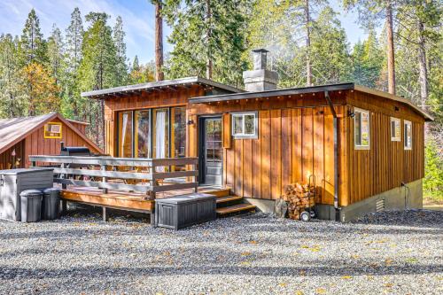 Twain Harte Casa | Walk to Golf, Lake Twain Harte Cabin with Fireplace