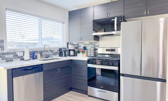 North Whisman Casa | Walk to Google 3BR Home Yard & Kitchen