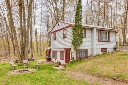 Lake Casa | Walk to Gray Lake Pet-Friendly Cottage