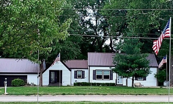 Knoxville Casa | Walk to Knoxville Raceway! 3BR, Fire Pit, Near Lake Red Rock & Pella