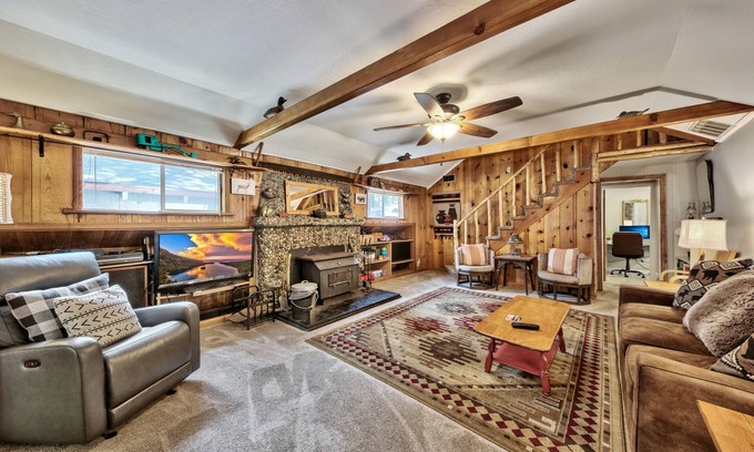 Bijou Pines Cabina | Walk to Lake, Dog and Family Friendly, Tesla EV Charger, HotTub, 3bd 3bath