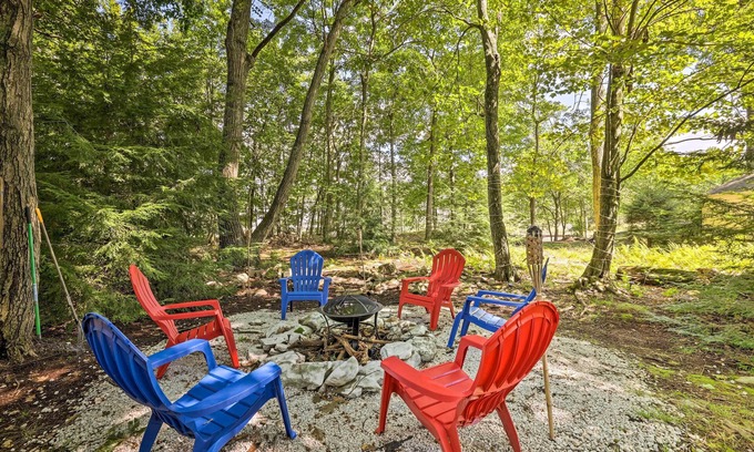 Pocono Summit Cabina | Walk to Lake: Game Room Getaway in Pocono Summit!