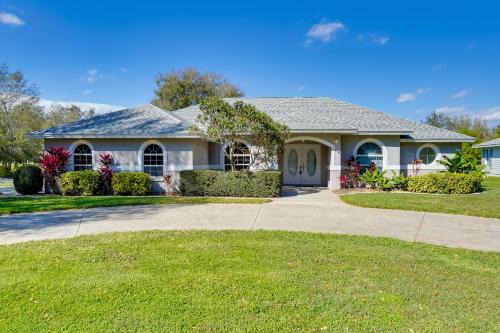 Sebring Casa | Walk to Lake Home with Screened Porch in Sebring!