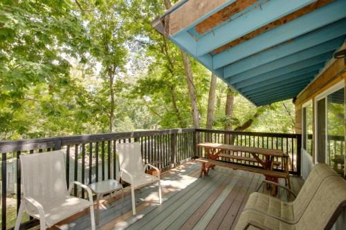 Lake Lafayette Apartamento | Walk to Lake Lafayette Wooded Cabin with Deck!