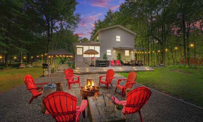 Pocono Lake Chalet De Esquí | Walk to Lake & Pool! Hot Tub, Air Hockey, Pool Table, Boat Rental, BBQ, Fire Pit