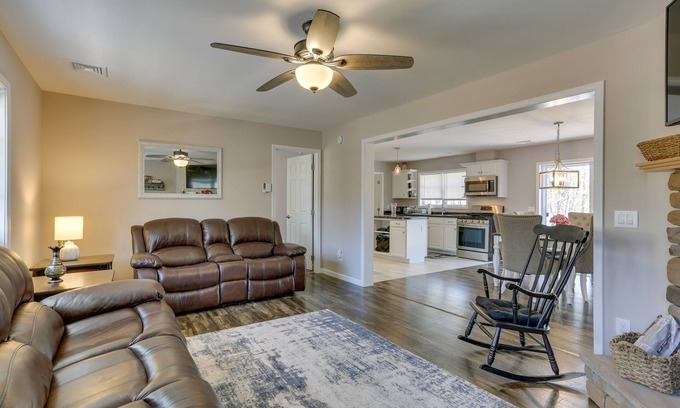 Wallenpaupauk Lake Estates Casa | Walk to Lake Wallenpaupack: Poconos Vacation Home