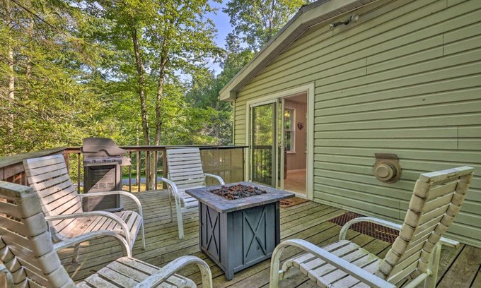 Greentown Casa | Walk to Lake Wallenpaupack Greentown Getaway
