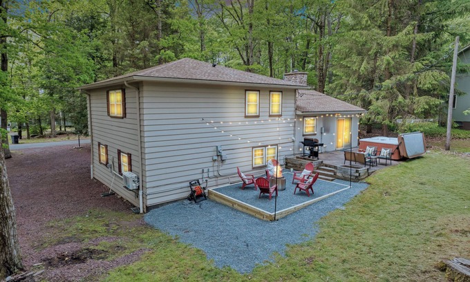 Lake Harmony Casa | Walk to Lake + Waterpark : Game Room : Hot Tub