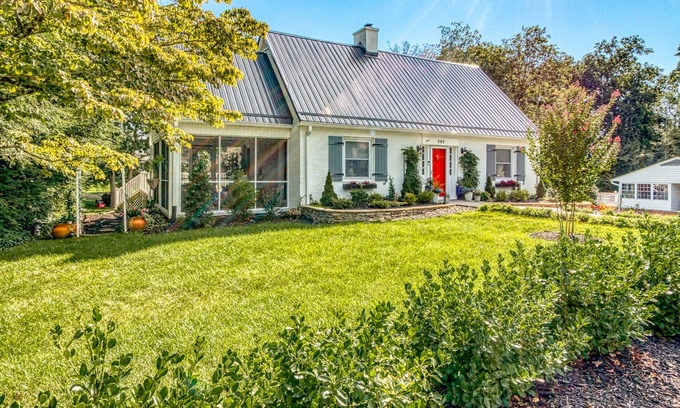Miller Southside Casa | Walk to Lane/Cassell/Downtown