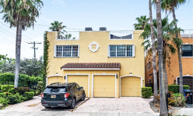 Tarpon River Casa | Walk to Las Olas, Riverfront community