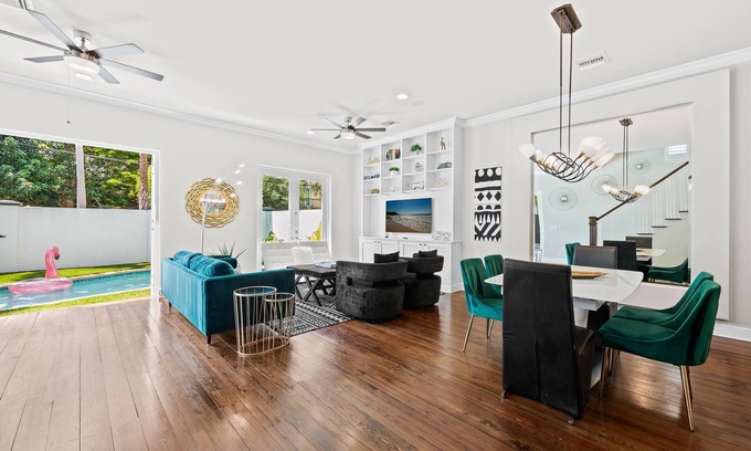 Victoria Park Casa | Walk to Las Olas ~Triple Decker ~ Huge Bathrooms ~ Heated Pool ~ Rooftop Deck ~ Awesome Location