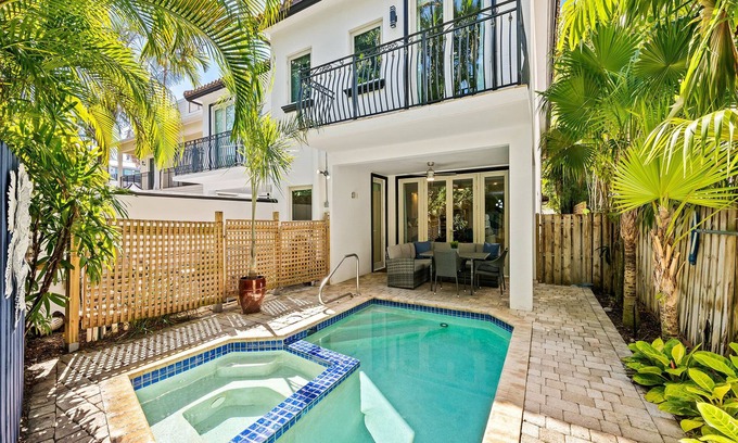 Victoria Park Casa | Walk to Las Olas~ NEW Heated Splash Pool~Jacuzzi~Spacious~Triple Decker~1.8mi to Beach
