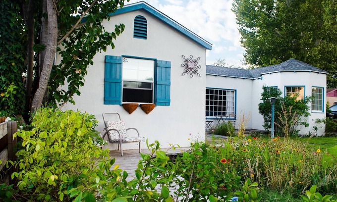 Lone Pine Casa | Walk to Main St! 20 min drive to Whitney Portal. High speed internet