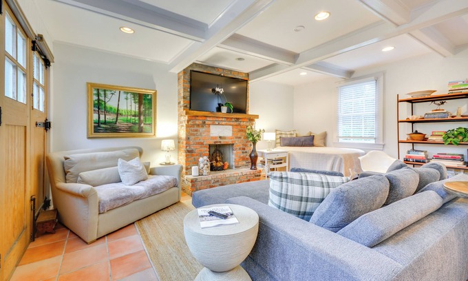 High Point Casa | Walk to Main St: Historic High Point Carriage Home