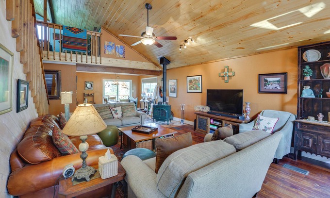 Questa Casa | Walk to Main St: 'Mountain Creek Home' w/ Chiminea