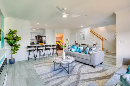 North Carolina Coast Apartamento | Walk to Ocean Carolina Beach Condo with 2 Balconies