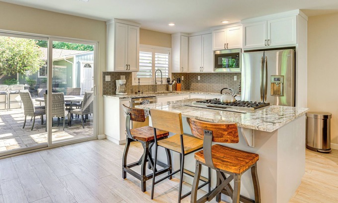 Benton Tract Casa | Walk to Park & Aquatic Center: Airy Redding Home!