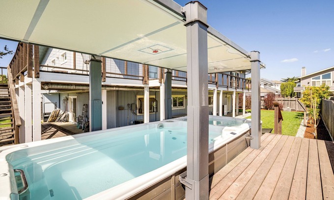 Half Moon Bay Apartamento | Walk to Poplar Beach: Cozy Coastal Getaway w/ Yard