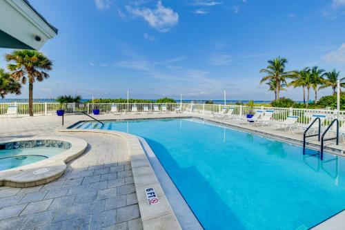 Redington Shores Apartamento | Walk to Redington Beach Gulf-View Condo with Pool