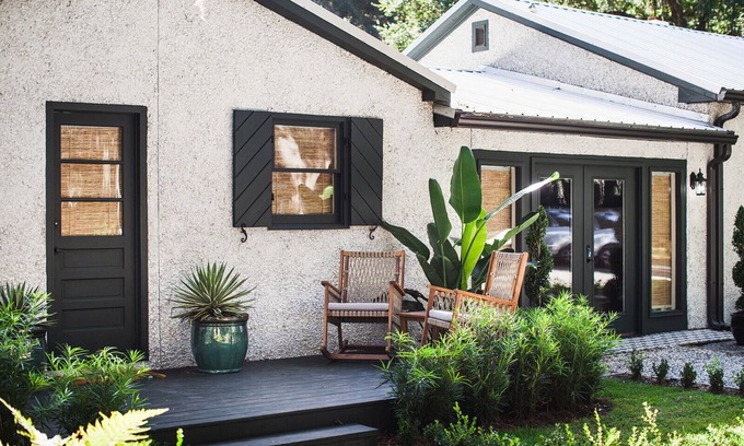 Saint Simons Island Cabaña | WALK to restaurants, lighthouse and shops! Charming cottage, cozy & bright!