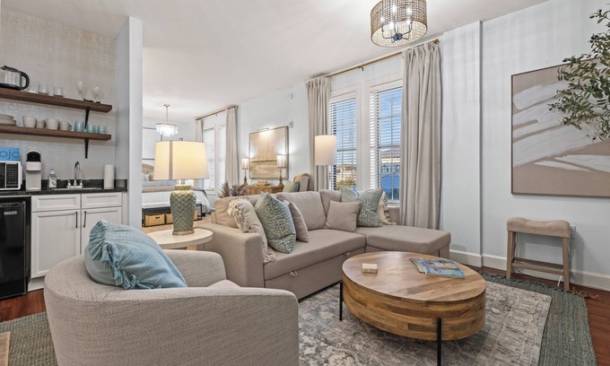 Inlet Beach Condominio | Walk to Rosemary! Village of South Walton - Newly Renovated Studio - Next to the Pool | 1 King Bed