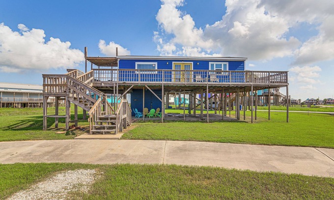 Surfside Beach Casa | Walk to Sand: Surfside Beach Getaway w/ Deck