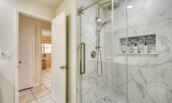 Central Sarasota Apartamento | Walk to Sarasota Bay, Free WIFI, parking and laundry