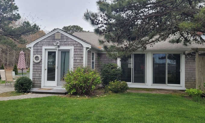 West Yarmouth Casa | Camina a la playa de la gaviota desde esta prístina escapada a Cape Cod