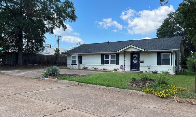 Nacogdoches Casa | Walk to SFA, Centrally located 3 bedroom in historic Pecan Street Neighborhood