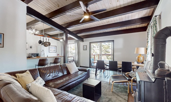 Alpine Meadows Condominio | Walk to Ski Lift | Modern Top-Floor Mountain-View Getaway Near Scenic Trails