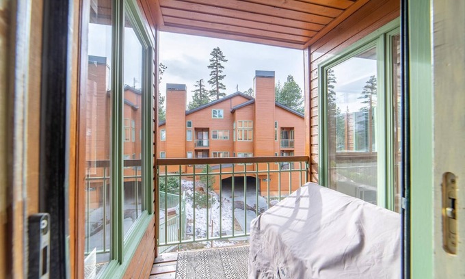 Mammoth Lakes Cabina | Walk to Ski, Modern, Rustic Mammoth Condo w/ Mountain Views & Spa - #490
